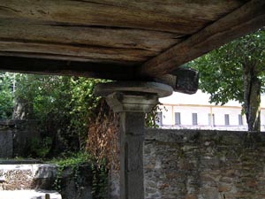 Detalle de uno de los capiteles